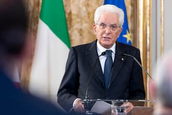 Il presidente della Repubblica, Sergio Mattarella, riceve al Quirinale i presidenti di Regione, in occasione del cinquantesimo anniversario di costituzione delle Regioni a statuto ordinario, Roma, 04 agosto 2020. L'incontro si Ã?Â¨ aperto con l'indirizzo di saluto di Stefano Bonaccini, presidente della Conferenza delle Regioni e delle Province autonome seguito dall'intervento del presidente Mattarella. Era presente il ministro per gli Affari Regionali e le Autonomie, Francesco Boccia.
ANSA/UFFICIO STAMPA QUIRINALE/PAOLO GIANDOTTI
+++ ANSA PROVIDES ACCESS TO THIS HANDOUT PHOTO TO BE USED SOLELY TO ILLUSTRATE NEWS REPORTING OR COMMENTARY ON THE FACTS OR EVENTS DEPICTED IN THIS IMAGE; NO ARCHIVING; NO LICENSING +++