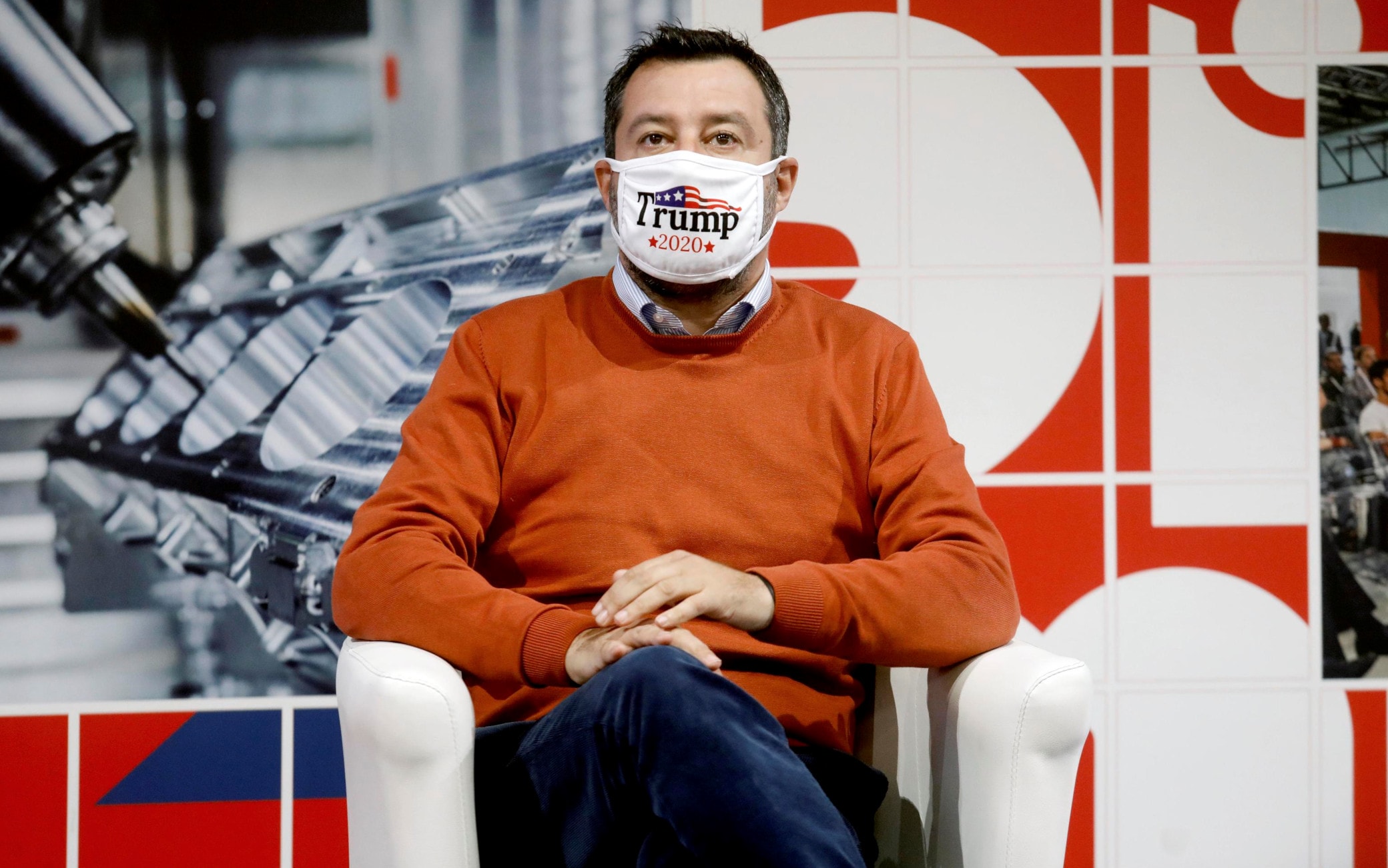 Matteo Salvini con la mascherina pro-Trump Matteo Salvini