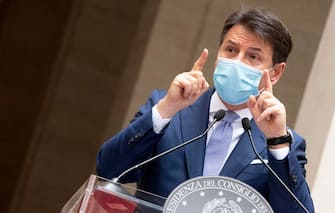 Il Presidente del Consiglio Giuseppe Conte illustra il nuovo Dpcm con le misure contro l'emergenza Covid-19, Roma, 25 Ottobre 2020. ANSA/UFFICIO STAMPA/FILIPPO ATTILI