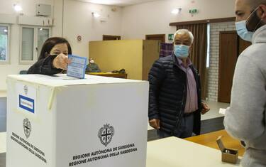 Operazioni di voto nel Seggio di Tratalis Sud Sardegna all'apertura dei seggi in Sardegna nei 156 comuni per le elezioni comunali del 25-26 ottobre 2020
Tratalias (SU), 25 ottobre 2020.
ANSA/FABIO MURRU