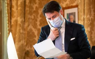 Il presidente del Consiglio, Giuseppe Conte a Palazzo Chigi, Roma, 10 novembre 2020.
ANSA/UFFICIO STAMPA PALAZZO CHIGI/FILIPPO ATTILI
+++ ANSA PROVIDES ACCESS TO THIS HANDOUT PHOTO TO BE USED SOLELY TO ILLUSTRATE NEWS REPORTING OR COMMENTARY ON THE FACTS OR EVENTS DEPICTED IN THIS IMAGE; NO ARCHIVING; NO LICENSING +++
