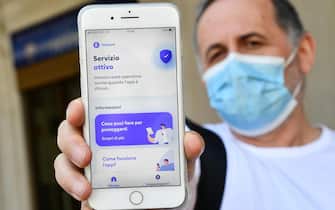 Una persona utilizza sul proprio  smartphone l'app Immuni, Genova, 8 giugno 2020.  Finora più di due milioni di italiani hanno già scaricato l'app Immuni che parte oggi in 4 Regioni (Abruzzo, Liguria, Marche e Puglia). ANSA/LUCA ZENNARO