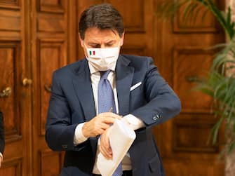 Italian Prime Minister, Giuseppe Conte, attends a press conference at Chigi Palace in Rome, Italy, 03 December 2020. Conte's cabinet approved a draft decree banning travel at Christmas at a meeting overnight in a bid to stop the festive season feeding a third wave of Coronavirs COVID-19 contagion, sources said Thursday. According to the draft decree, which is expected to be definitively approved after talks with Italy's regional government, movement between regions will be banned from December 21 until the Epiphany national holiday on January 6.?
ANSA/CHIGI PALACE PRESS OFFICE/FILIPPO ATTILI
?+++ ANSA PROVIDES ACCESS TO THIS HANDOUT PHOTO TO BE USED SOLELY TO ILLUSTRATE NEWS REPORTING OR COMMENTARY ON THE FACTS OR EVENTS DEPICTED IN THIS IMAGE; NO ARCHIVING; NO LICENSING +++