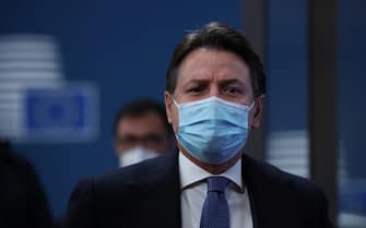 epa08874145 Italian Prime Minister Giuseppe Conte wearing a face mask arrives for the start of a two days face-to-face EU summit, in Brussels, Belgium, 10 December 2020. EU Leader will mainly focus on response to the COVID-19, Multi annual framework (MFF) agreement and new EU emissions reduction target for 2030.  EPA/YVES HERMAN / POOL