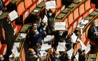 Protesta dei senatori della Lega durante la discussione generale sulla fiducia al decreto sicurezza, nell'aula del Senato, Roma 18 dicembre 2020. ANSA/FABIO FRUSTACI