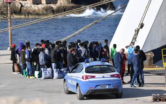 Migranti provenienti dallhotspot di contrada Imbriacola di Lampedusa vengono imbarcati sul traghetto SNAV Adriatico, attraccato al molo Cala Pisana, per compiere un periodo di quarantena, al termine del quale verranno trasferiti presso altri centri di accoglienza, 26 novembre 2020.
ANSA/CARMELO IMBESI