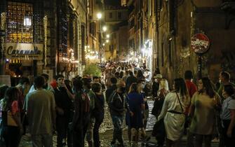 Vita notturna tra vicolo dei Cinque e piazza Trilussa a Trastevere, Roma 05 settembre 2020. ANSA/FABIO FRUSTACI