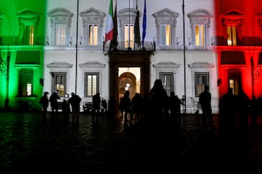 Giornalisti davanti Palazzo Chigi per documentare il vertice di Governo con i partiti della maggioranza, Roma, 8 gennaio 2021.   ANSA/RICCARDO ANTIMIANI