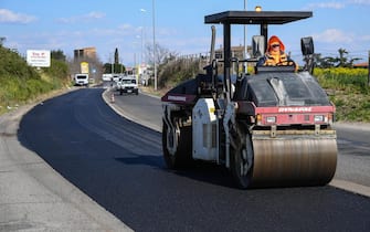 Lavori stradali per il piano buche del comune di Roma in via Acquafredda nel XIII municipio, Roma, 10 marzo 2017.
ANSA/ALESSANDRO DI MEO