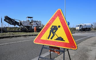 Lavori stradali per il piano buche del comune di Roma in via Acquafredda nel XIII municipio, Roma, 10 marzo 2017.
ANSA/ALESSANDRO DI MEO