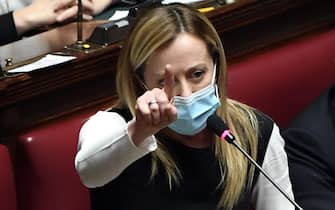 La leader di Fratelli d'Italia Giorgia Meloni con la mascherina in Parlamento