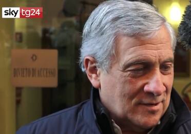 Vertice Cdx, Tajani senza mascherina. Ripreso dai giornalisti VIDEO