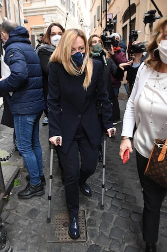 Giorgia Meloni con le stampelle al termine del vertice del centrodestra, Roma, 29 gennaio 2021. 
ANSA/ALESSANDRO DI MEO