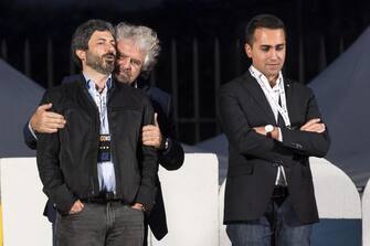 Beppe Grillo tra Roberto Fico e Luigi Di Maio, sul palco della Bocca della Verità , terminale della manifestazione del M5S per il no al referendum costituzionale, 26 novembre 2016 a Roma. ANSA/ MASSIMO PERCOSSI