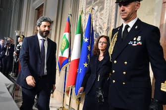 Il presidente della Camera Roberto Fico si reca a piedi al Quirinale dopo essere stato convocato dal presidente della Repubblica Mattarella per ricevere un mandato esplorativo per la formazione del nuovo governo, Roma, 23 aprile 2018. ANSA/RICCARDO ANTIMIANI