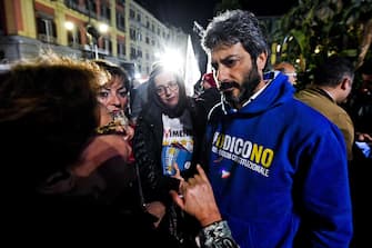 Il presidente della Commissione di Vigilanza Rai, Roberto Fico (M5S), durante la tappa del TreNo Tour per dire No al referendum a Napoli, 21 novembre 2016.
ANSA/CIRO FUSCO