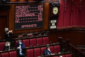 The electronic scoreboard with the result of the vote in the Lower House of the Parliament in Rome, Italy, 18 January 2021. The Lower House gives confidence to the Conte government with 321 votes in favor, 259 against and 27 abstentions. The Italian government crisis triggered by the defection of Matteo Renzi's Italia Viva (IV) party must be resolved by confidence votes in parliament, Premier Giuseppe Conte told the Lower House ahead of the first one Monday. 
ANSA/ETTORE FERRARI/POOL