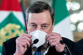 epa08984419 Former president of the European Central Bank (ECB) Mario Draghi removes his face mask to deliver a speech after a meeting with the Italian President Sergio Mattarella at the Quirinal Palace in Rome, Italy, 03 February 2021. Draghi accepted on the day a mandate from the Italian president to form a national unity government after the previous coalition collapsed.  EPA/ROBERTO MONALDO / POOL