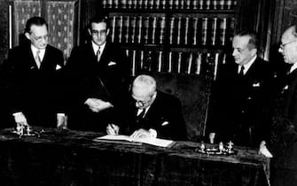 Archivio StoricoNella Foto: Corte Costituzionale, la firma della prima costituzione dal presidente Enrico De Nicola in presenza di Alcide De Gasperi e Umberto Terracini