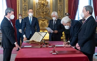 Foto Francesco Ammendola/Ufficio Stampa Quirinale/LaPresse 13-02-2021 Roma - Italia Politica Il Presidente della Repubblica Sergio Mattarella e il Presidente del Consiglio Mario Draghi durante il giuramento del Ministro del lavoro e delle politiche sociali, Onorevole Andrea Orlando, oggi 13 febbraio 2021.
(Foto di Francesco Ammendola - Ufficio per la Stampa e la Comunicazione della Presidenza della Repubblica)DISTRIBUTION FREE OF CHARGE - NOT FOR SALE