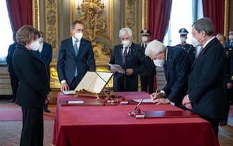 Italian President Sergio Mattarella (II from R) with Italian Prime Minister Mario Draghi (R) and Minister of University Cristina Messa (L) during new government swearing-in ceremony at Quirinal Palace, Rome, 13 February 2021.  ANSA/FRANCESCO AMMENDOLA/QUIRINALE PRESS OFFICE ++ NO SALES, EDITORIAL USE ONLY +++