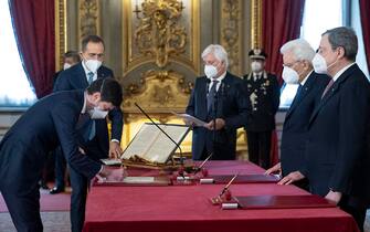 Italian President Sergio Mattarella (II from R) with Italian Prime Minister Mario Draghi (R) and Minister of Health Roberto Speranza (L) during new government swearing-in ceremony at Quirinal Palace, Rome, 13 February 2021. ANSA/FRANCESCO AMMENDOLA/QUIRINALE PRESS OFFICE ++ NO SALES, EDITORIAL USE ONLY +++