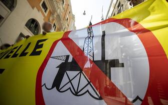 La protesta di Greenpeace, Legambiente e WWF, per chiedere lo stop alle trivelle, sotto il MISE a Roma, 20 giugno 2019
ANSA/MASSIMO PERCOSSI
