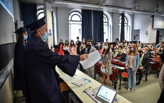 Un momento della prima sessione di laurea in presenza al Politecnico di Milano, 24 Settembre 2020. ANSA/MATTEO CORNER