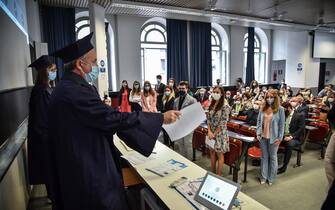 Prima sessione di laurea in presenza al Politecnico di Milano dopo la pausa dovuta al lockdown Un momento della prima sessione di laurea in presenza al Politecnico di Milano, 24 Settembre 2020. ANSA/MATTEO CORNER