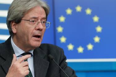 epa09014889 EU commissioner for Economy Paolo Gentiloni gives a press conference after a virtual Eurogroup meeting at the European Council in Brussels, Belgium, 15 February 2021.  EPA/STEPHANIE LECOCQ / POOL