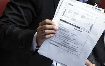 Un uomo tiene in mano la notifica di una cartella esattoriale