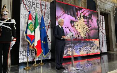 Festa Donna, Mattarella: “Covid ha colpito i più deboli e le donne"
