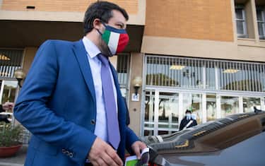 Il leader della Lega, Matteo Salvini, al termine del punto stampa davanti al dicastero a Roma, in una foto d'archivio del 31 marzo 2021.   MAURIZIO BRAMBATTI/ANSA
