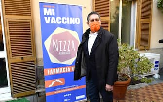 Il presidente della regione Giovanni Toti dalla struttura della Farmacia Nizza prima in Italia a somministrare il vaccino nella loro struttura, a margine delle prime somministrazioni in Italia. Genova, 30 marzo 2021.
ANSA/LUCA ZENNARO