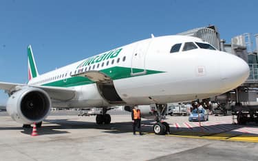 Un aereo della compagnia Alitalia in sosta all'aeroporto di Fiumicino, Roma, 11 maggio 2021. Dopo il primo effettuato lo scorso 23 aprile, il sindacato USB ha proclamato per il 15 maggio il secondo sciopero nazionale dell'intero settore del trasporto aereo, dei vettori e di tutti i settori aeroportuali.   ANSA / Telenews