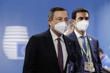 epa09226168 Italian Prime Minister Mario Draghi (L) arrives at the second day of a special EU summit in Brussels, Belgium, 25 May 2021. EU leaders will focus on the COVID-19 pandemic and the climate change on 25 May.  EPA/OLIVIER HOSLET / POOL