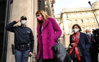 La delegazione del Partito Democratico composta dalla capogruppo al Senato Simona Malpezzi (S), e la capogruppo alla Camera Debora Serracchiani (D) mentre arriva a Palazzo Chigi prima dellÕincontro con il premier Mario Draghi sul Recovery Plan e il DL Sostegni, Roma, 16 aprile 2021. ANSA/RICCARDO ANTIMIANI