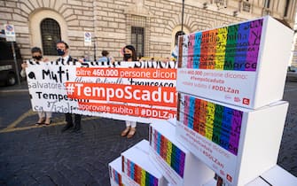 Un momento della manifestazione "Dà voce al rispetto" a sostegno del ddl Zan, in piazza Vidoni, Roma, 20 maggio 2021.  ANSA/MASSIMO PERCOSSI