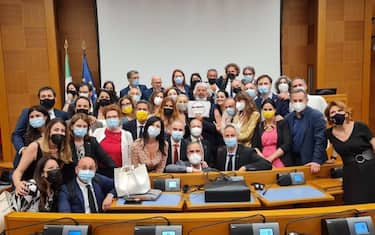 Beppe Grillo mostra il nuovo logo del M5s al termine di una riunione con i parlamentari del Movimento, Roma, 24 giugno 2021.
ANSA/M5s   ++NO SALES - NO ARCHIVE - EDITORIAL USE ONLY++