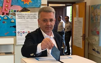 Pierluigi Peracchini, candidato sindaco di La Spezia per il centrodestra, al voto, 25 giugno 2017. ANSA

