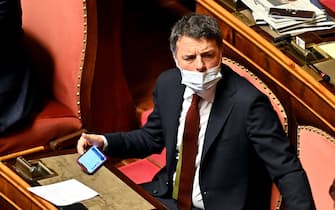 Matteo Renzi con la mascherina in Senato