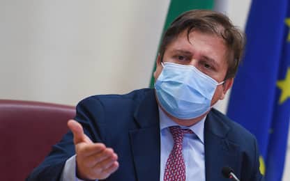 Variante Omicron, Sileri: “Difficile che si arrivi alle zone rosse”