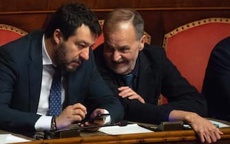 Il leader della Lega, Matteo Salvini (S), parla con il compagno di partito Roberto Calderoli al Senato nel corso dellÕinformativa del ministro della Salute sul coronavirus, Roma 27 febbraio 2020.    ANSA/MAURIZIO BRAMBATTI