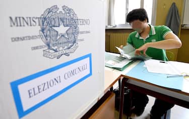 Un momento delle votazioni per le elezioni comunali a Milano nel seggio del Liceo Parini in via Goito, 05 giugno 2016. ANSA/ DANIEL DAL ZENNARO