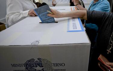 Un momento delle operazioni di voto in un seggio a Napoli durante le elezioni comunali, 5 giugno 2016.
ANSA /CIRO FUSCO