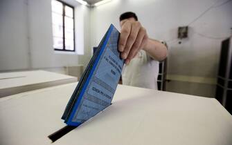 Un momento del voto per le elezioni amministrative nel seggio in Piazza del Collegio Romano, Roma, 05 giugno 2016. ANSA/ANGELO CARCONI