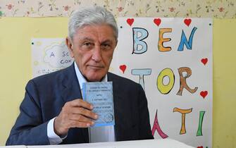 Il candidato a sindaco di Napoli Antonio Bassolino durante le operazioni di voto nel suo seggio di Posillipo, 3 ottobre  2021
ANSA / CIRO FUSCO
