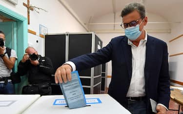 The candidate for Mayor of Rome Carlo Calenda (Action) casts his vote for the municipal elections at a polling station in Rome, Italy, 03 October 2021. 
Rome, Milan, Naples, Turin and Bologna, prepare for municipal elections to elect new mayors and city councillors to be held on 03-04 October. ANSA/ETTORE FERRARI
 