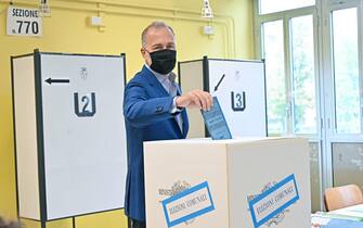 Il candidato sindaco Paolo Damilano al voto presso il seggio 770 Liceo Alfieri, Totino, 3 ottobre 2021 ANSA/ALESSANDRO DI MARCO