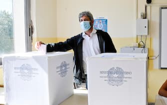 Il presidente della camera Roberto Fico durante le operazioni di voto nel suo seggio di Posillipo a Napoli, 3 ottobre  2021
ANSA / CIRO FUSCO